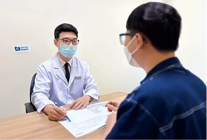 Bác sĩ Anh Đức khám cho bệnh nhân. Ảnh: Bệnh viện Đa khoa Tâm Anh