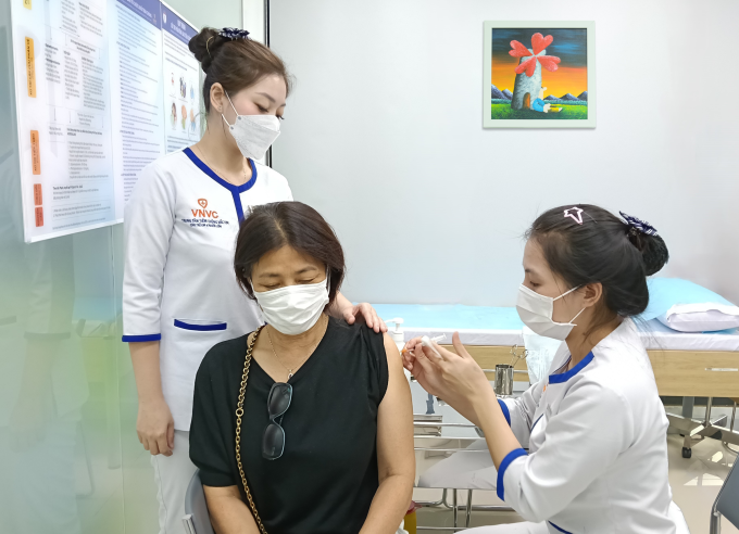 Bà Phương tiêm ngừa zona thần kinh tại VNVC Hai Bà Trưng. Ảnh: Hoàng Dương