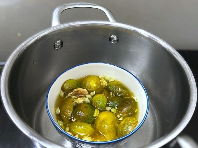 Nước tắc, đường phèn chưng được xem là phương pháp dân gian trị ho, song không thể trị cúm A. Ảnh: Diệu Thuần