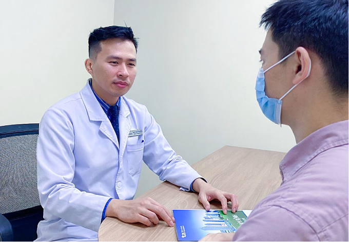 Bác sĩ Phúc tư vấn cho người bệnh. Ảnh minh họa: Bệnh viện Đa khoa Tâm Anh