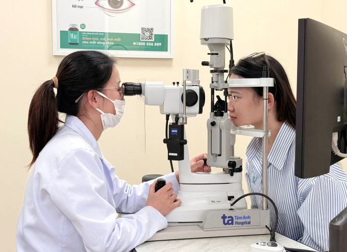 Bác sĩ Huyền kiểm tra mắt cho một phụ nữ. Ảnh minh họa: Bệnh viện Đa khoa Tâm Anh