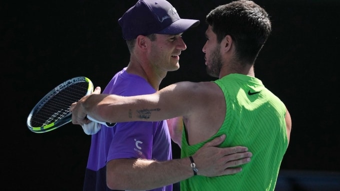 Alcaraz (phải) ôm động viên Paul, sau trận vòng bốn Australia Mở rộng, trên sân Rod Laver, Melbourne, Australia hôm 24/1. Ảnh: Reuters