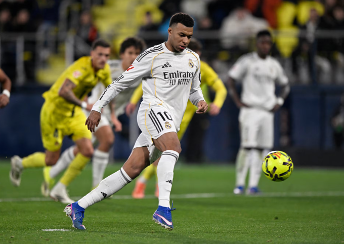 Mbappe dứt điểm kiểu Panenka, ấn định chiến thắng cho Real. Ảnh: Reuters