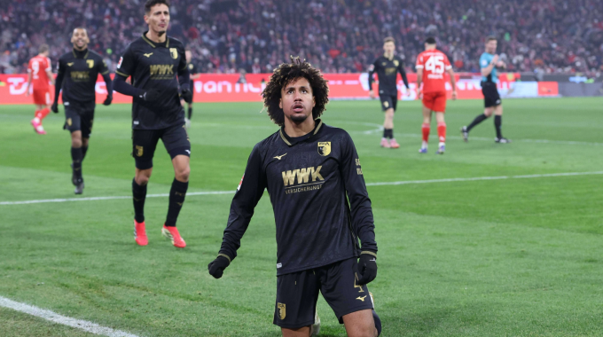 Han-Noah Massengo trượt cỏ mừng bàn ấn định chiến thắng. Ảnh: Kicker