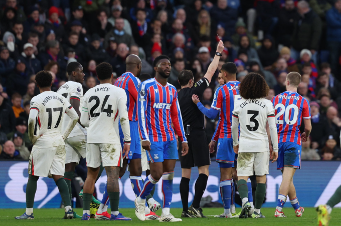 Trọng tài Darren England rút thẻ đỏ với Adam Wharton. Ảnh: AFP