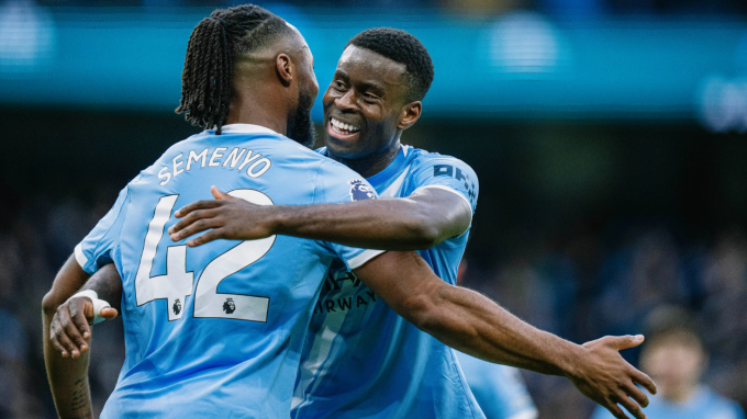 Antoine Semenyo ôm Marc Guehi sau khi ghi bàn giúp Man City thắng Wolves 2-0 ở vòng 23 Ngoại hạng Anh trên sân Etihad, Manchester, Anh ngày 24/1/2026. Ảnh: Man City