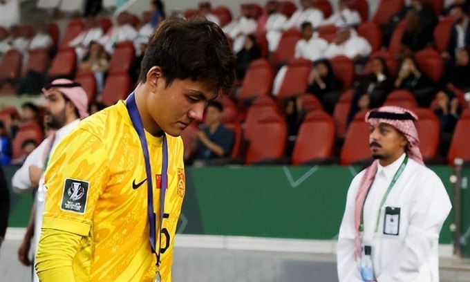 Thủ môn Li Hao sau trận Trung Quốc thua Nhật Bản 0-4 ở chung kết U23 châu Á 2026, trên sân Prince Abdullah Al Faisal ở Jeddah, Arab Saudi ngày 24/1/2026. Ảnh: Sohu