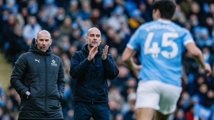 HLV Pep Guardiola phản ứng trong trận. Ảnh: Man City