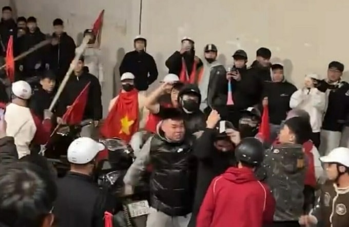 Cảnh xô xát hội đồng được quay lại video.