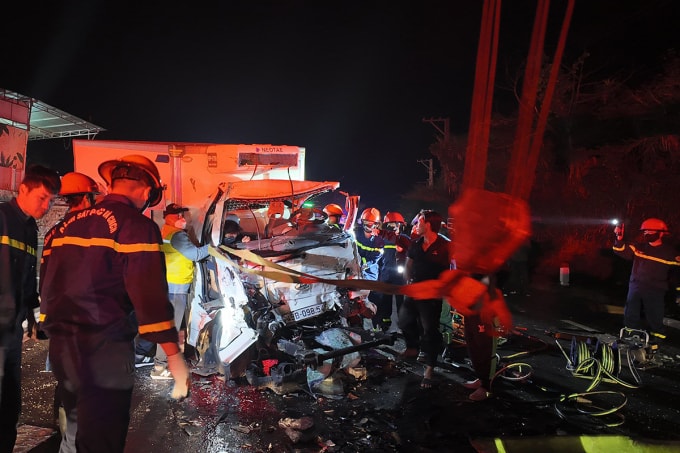 Một trong hai phương tiện biến dạng phần đầu sau cú tông. Ảnh: Người dân cung cấp