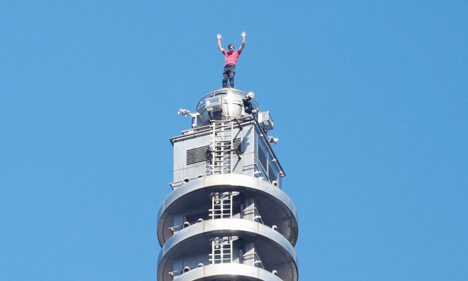 Honnold ở trên đỉnh tòa tháp Đài Bắc 101 hôm 25/1. Ảnh: AFP