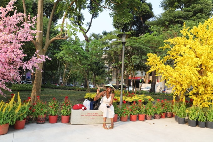 Chị Sibutseng Nleya, du khách đến từ Anh, ngồi nghỉ ở công viên, chiều 25/1. Ảnh: Lê Tuyết