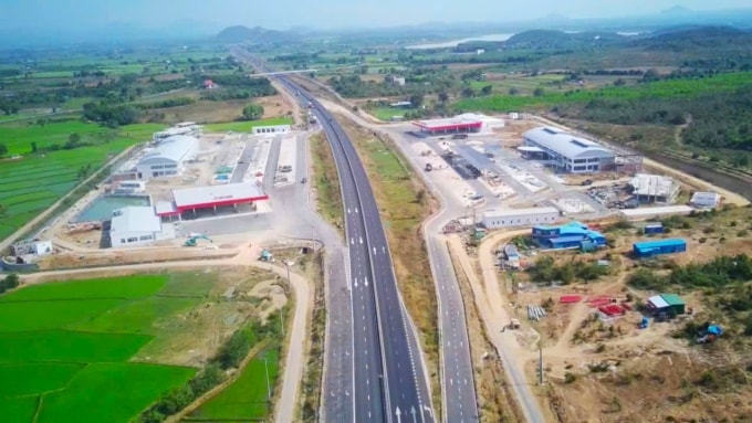 Hai trạm dừng nghỉ trên cao tốc Vĩnh Hảo - Phan Thiết tại xã Hàm Thuận Bắc đang dần hoàn thiện. Ảnh: Nguyễn Tư