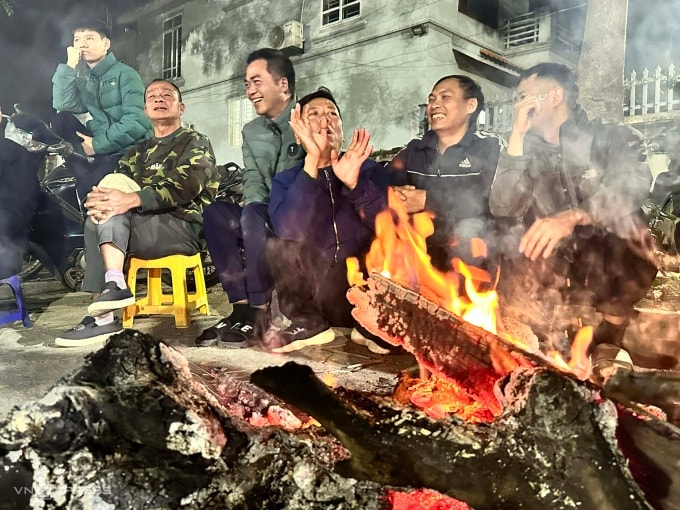 Người dân Hà Nội đốt sưởi chống rét hôm 23/1. Ảnh: Gia Chính