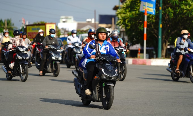 Người dân di chuyển bằng xe máy trên một tuyến đường ở TP HCM. Ảnh: Thành Nhạn