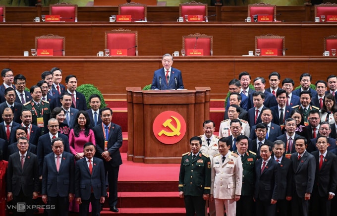 Tổng Bí thư Tô Lâm cùng các Ủy viên Trung ương khóa mới ra mắt Đại hội Đảng XIV. Ảnh: Giang Huy