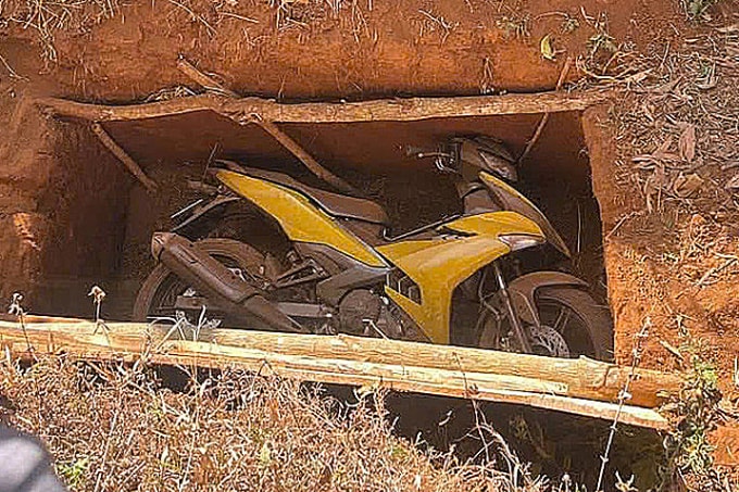 Hai nghi phạm giấu xe máy dưới hố. Ảnh: Công an Gia Lai