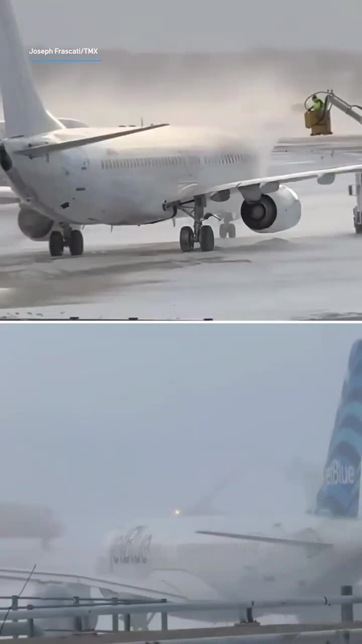 Nhân viên sân bay phun dung dịch khử băng lên máy bay