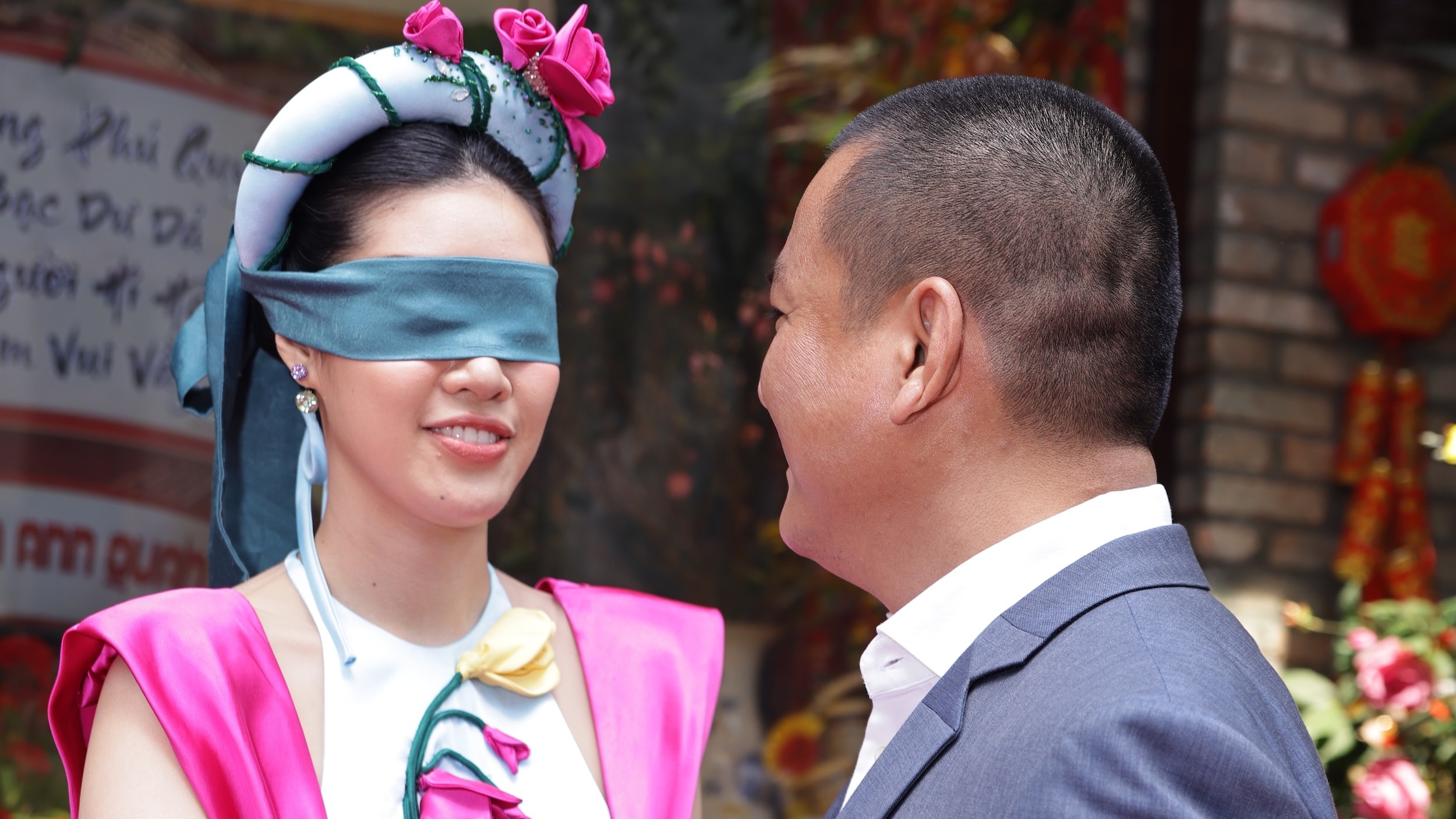 Chồng cõng Khánh Vân chơi trò đập niêu ngày Tết