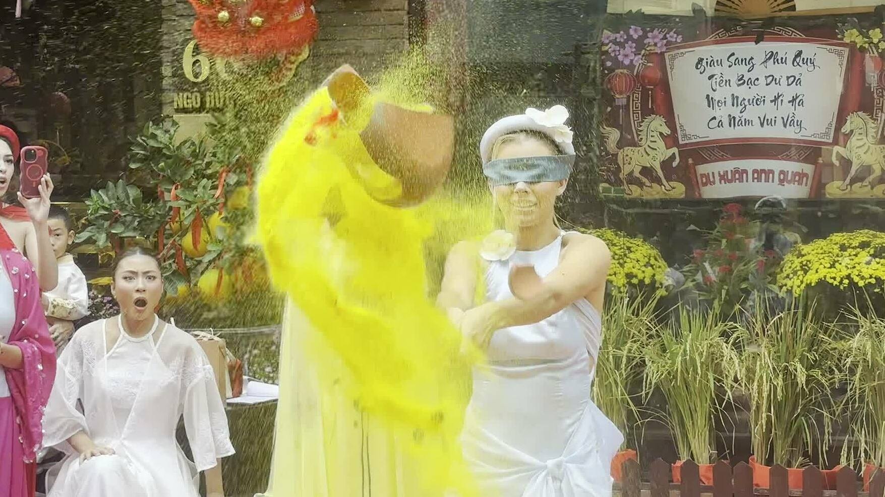 Hoa hậu Mỹ Yolina Lindquist chơi đập niêu ngày Tết