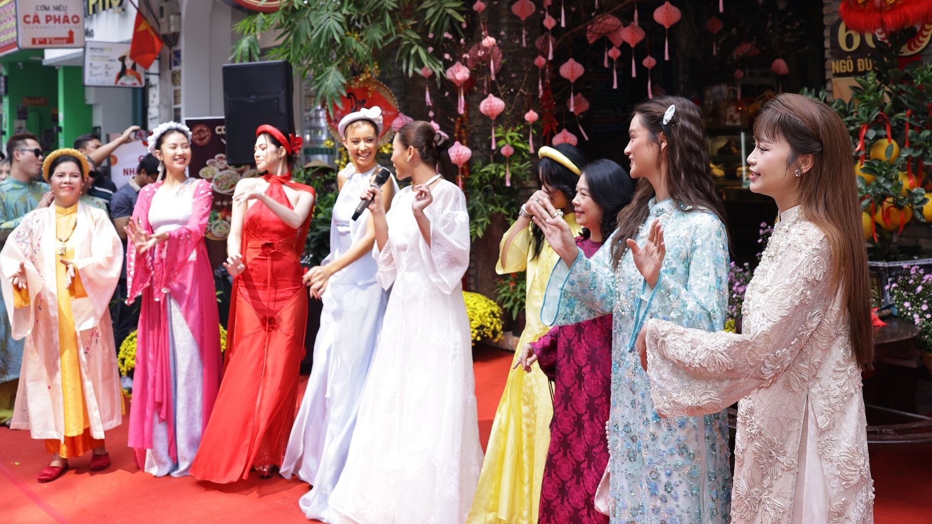 Hoa hậu Xuân Hạnh hát 'Giai điệu Việt Nam mình' tại ngày hội du xuân