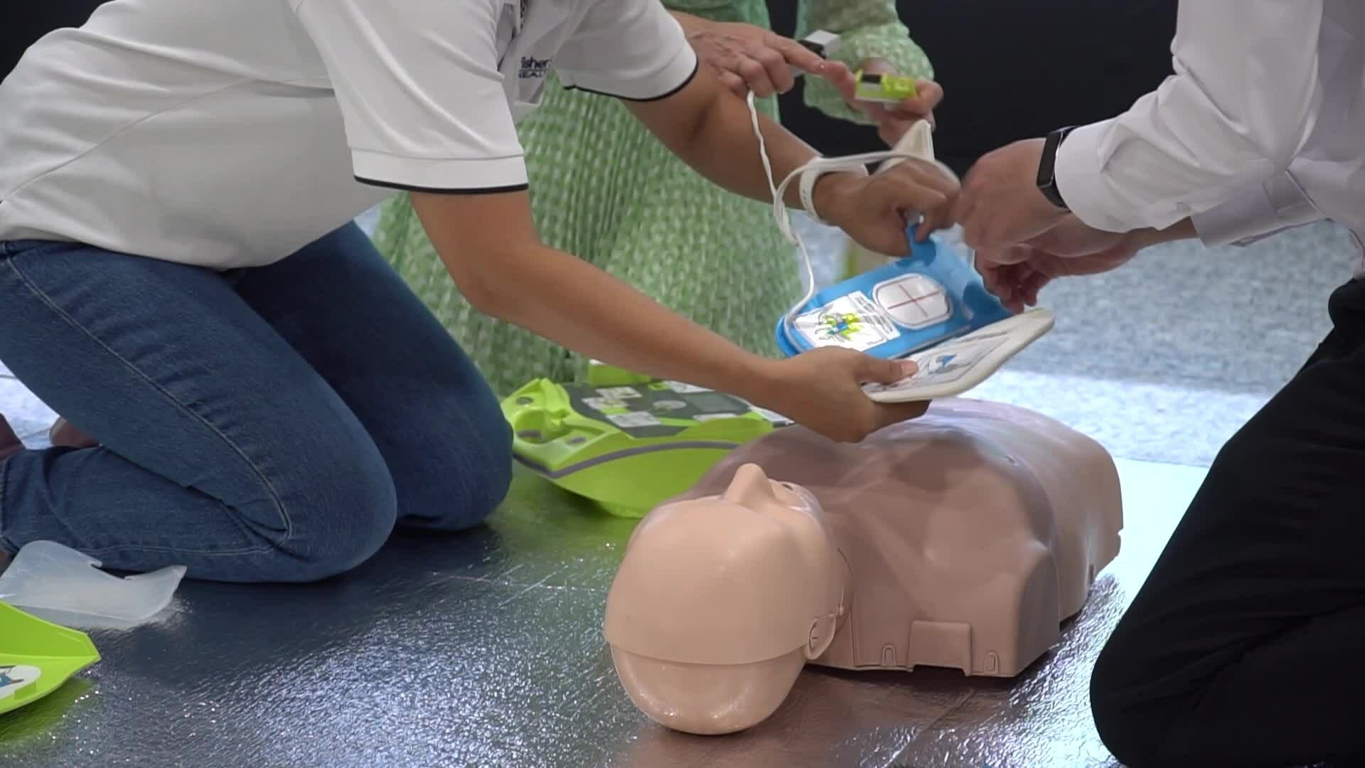 Metro TP HCM lắp 6 máy AED cứu người ngưng tim