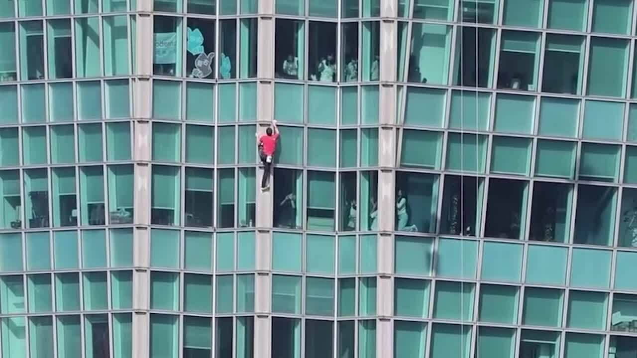 Nhà leo núi Mỹ chinh phục tòa tháp Đài Bắc 101