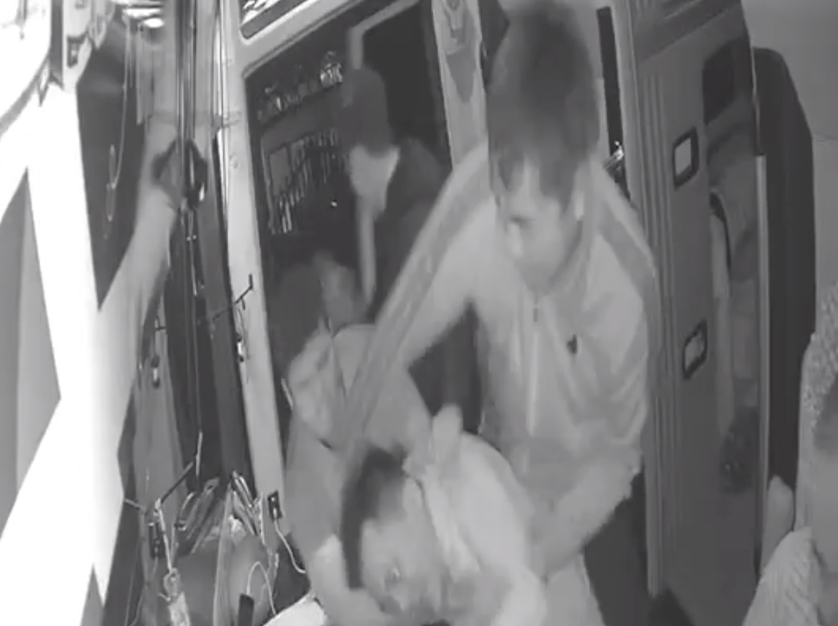 Nhân viên xe khách bị tấn công