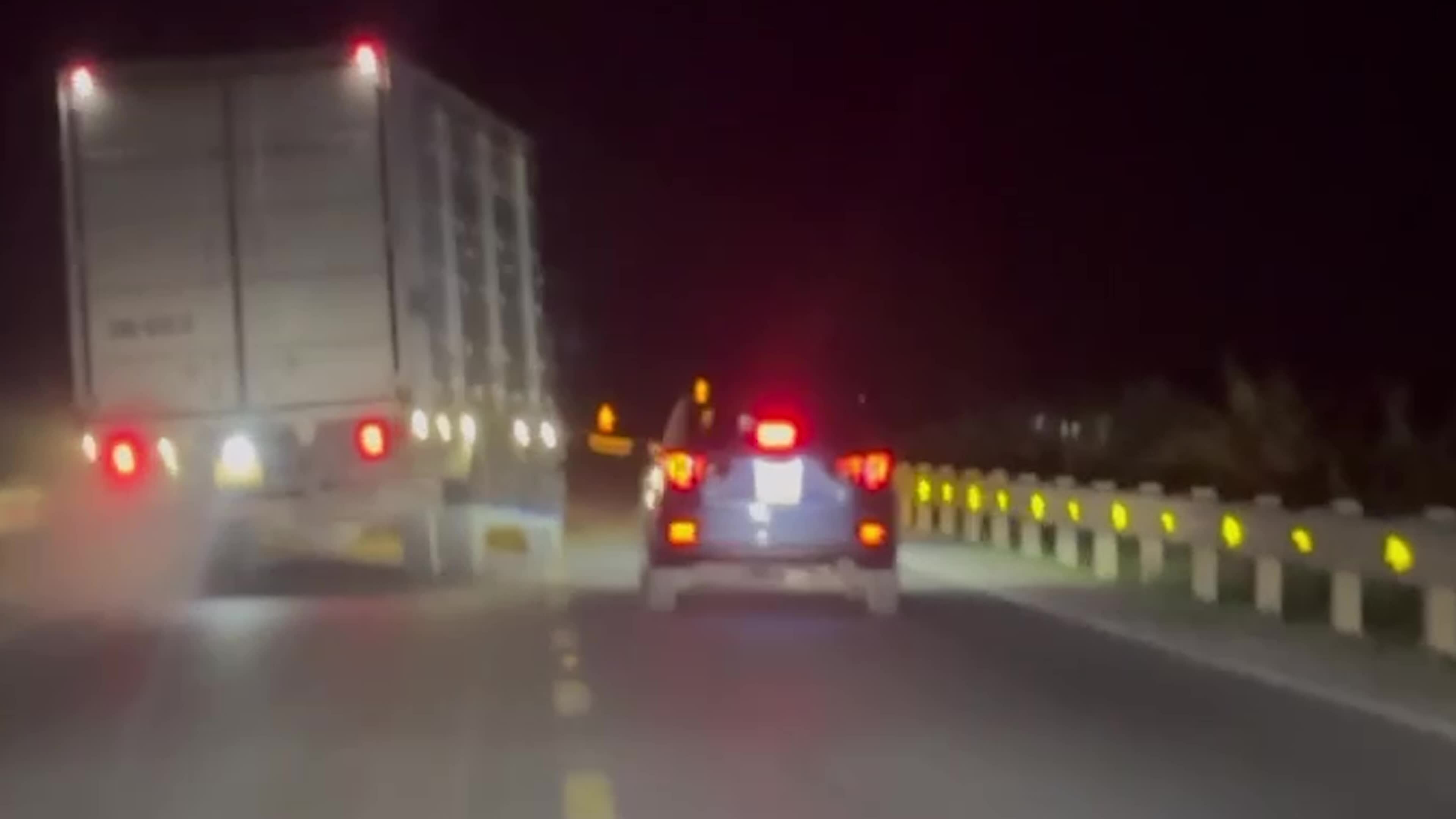 Tài xế lạng lách 2 km khi chở thuốc lá lậu