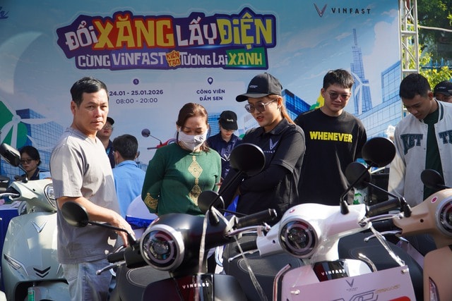 Người dùng TP HCM hào hứng trải nghiệm, quyết định lên đời xe điện VinFast ngay trong ngày - Ảnh 1.