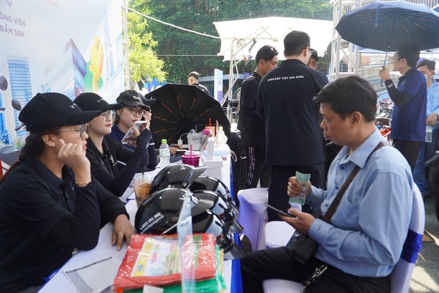 Người dùng TP HCM hào hứng trải nghiệm, quyết định lên đời xe điện VinFast ngay trong ngày - Ảnh 5.