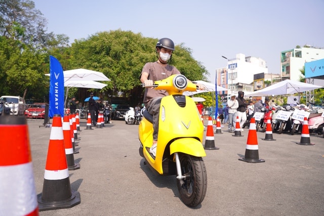 Người dùng TP HCM hào hứng trải nghiệm, quyết định lên đời xe điện VinFast ngay trong ngày - Ảnh 6.