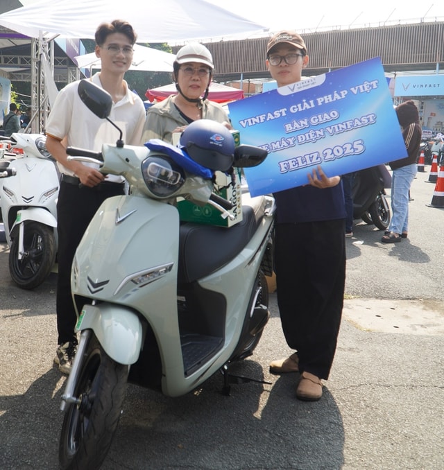 Người dùng TP HCM hào hứng trải nghiệm, quyết định lên đời xe điện VinFast ngay trong ngày - Ảnh 3.