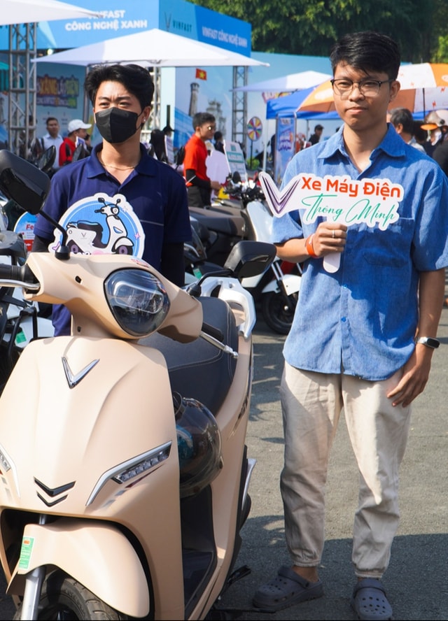 Người dùng TP HCM hào hứng trải nghiệm, quyết định lên đời xe điện VinFast ngay trong ngày - Ảnh 2.