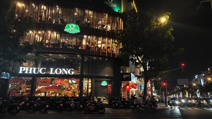 Quán ăn , cà phê TPHCM đông nghẹt trước Tết: Nguyên nhân và xu hướng tiêu dùng - Ảnh 4.