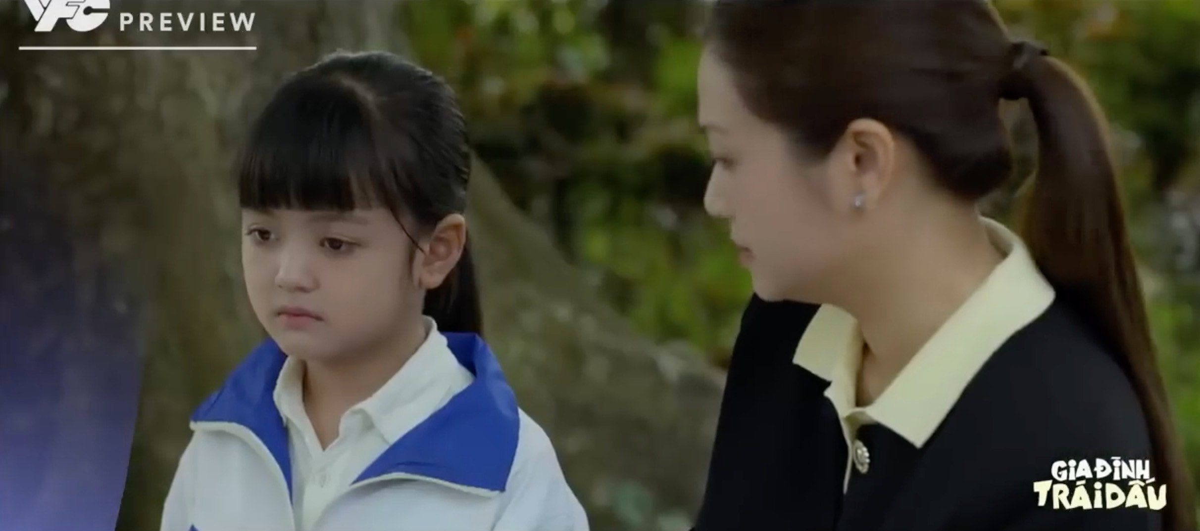 Nhi buồn bã khi biết mình chỉ là đứa con ngoài ý muốn.