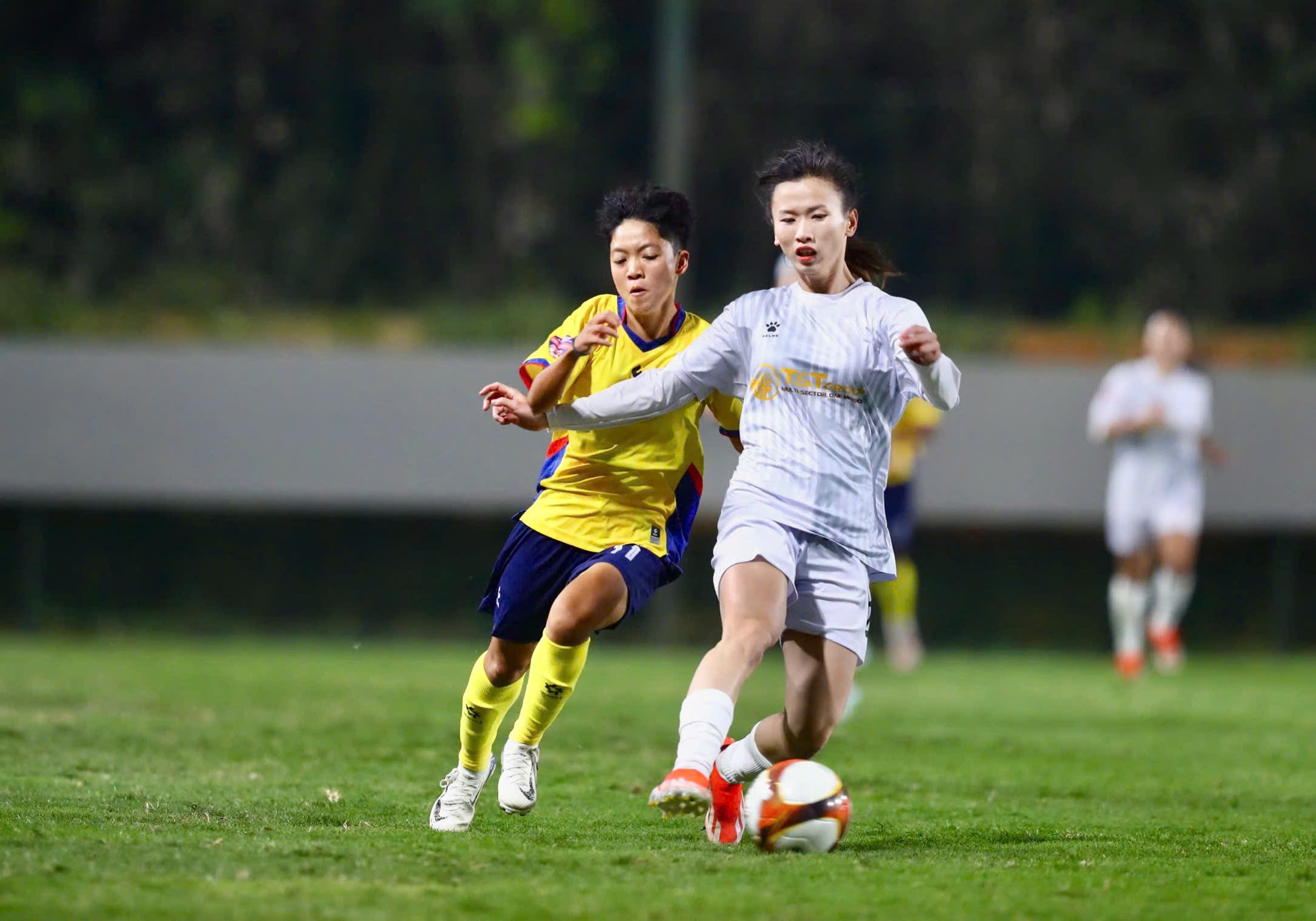 Thái Nguyên T&T thua TP.HCM (vàng).