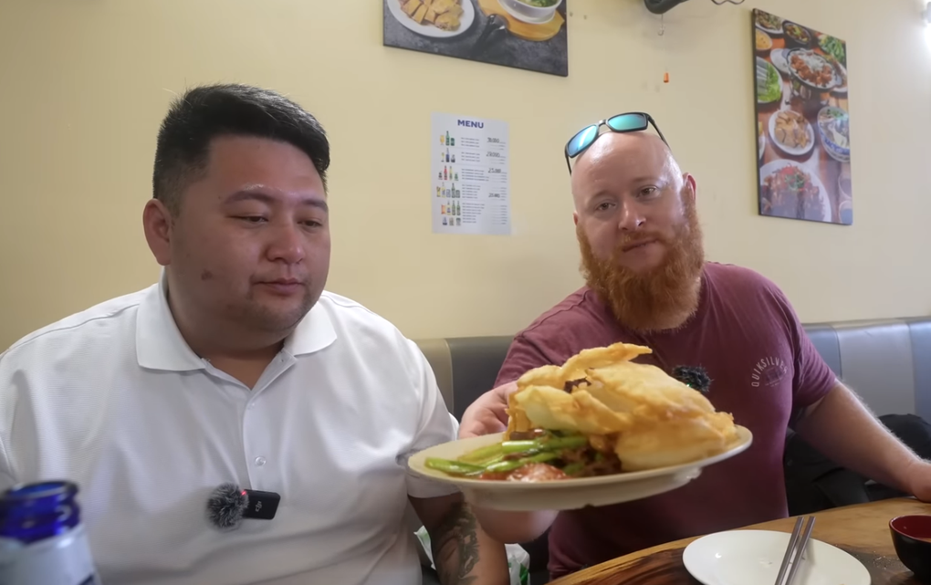Chàng trai Mỹ ở Việt Nam 8 năm, dẫn bạn Việt kiều đi ăn phở phiên bản lạ - 2