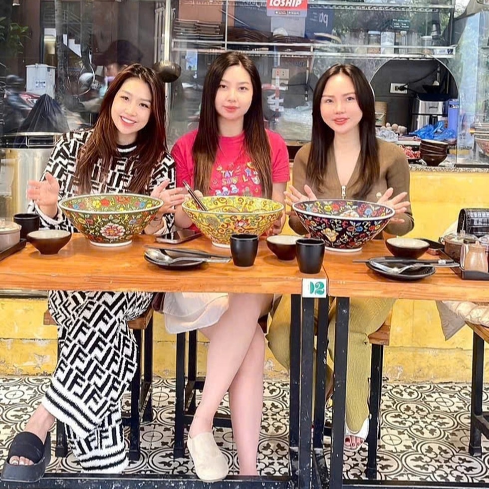 Món phở bò khổng lồ phục vụ trong chiếc bát sứ giá 3 triệu đồng ở Hà Nội - 2 Món phở bò khổng lồ phục vụ trong chiếc bát sứ giá 3 triệu đồng ở Hà Nội - 2