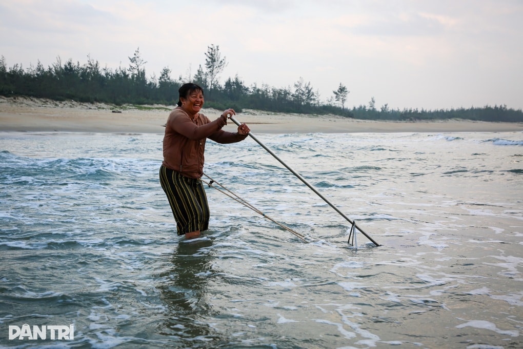 Ngư dân đạp sóng, đi giật lùi bắt ốc tí hon kiếm tiền triệu tiêu Tết - 2 Ngư dân đạp sóng, đi giật lùi bắt ốc tí hon kiếm tiền triệu tiêu Tết - 2