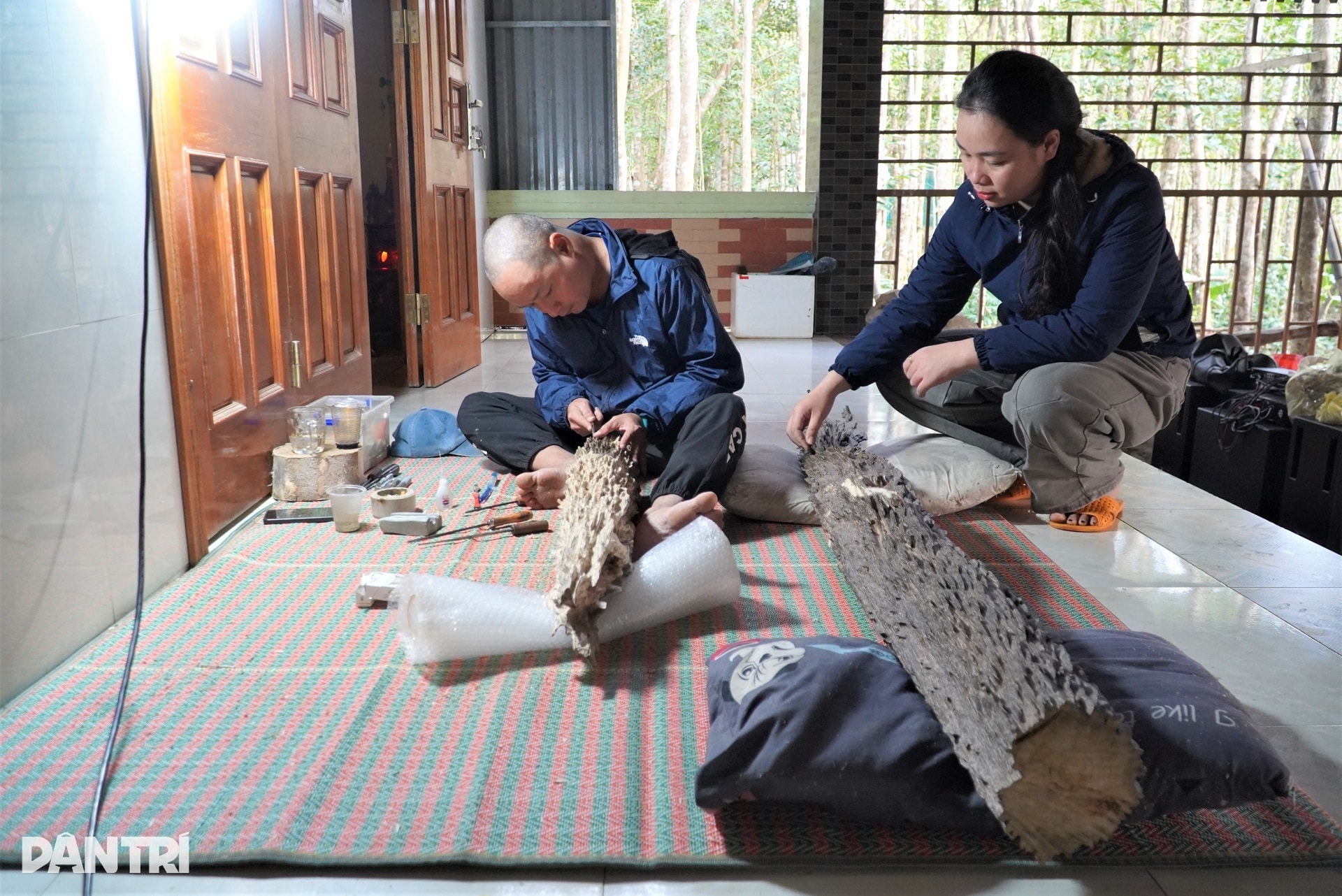 Khúc gỗ trăm tuổi dài 2m, được trả giá hơn nửa tỷ đồng - 10