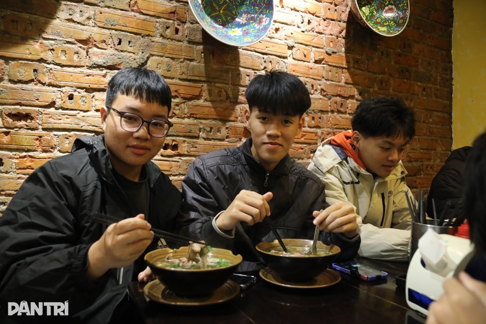 Món phở bò khổng lồ phục vụ trong chiếc bát sứ giá 3 triệu đồng ở Hà Nội - 1 Món phở bò khổng lồ phục vụ trong chiếc bát sứ giá 3 triệu đồng ở Hà Nội - 1