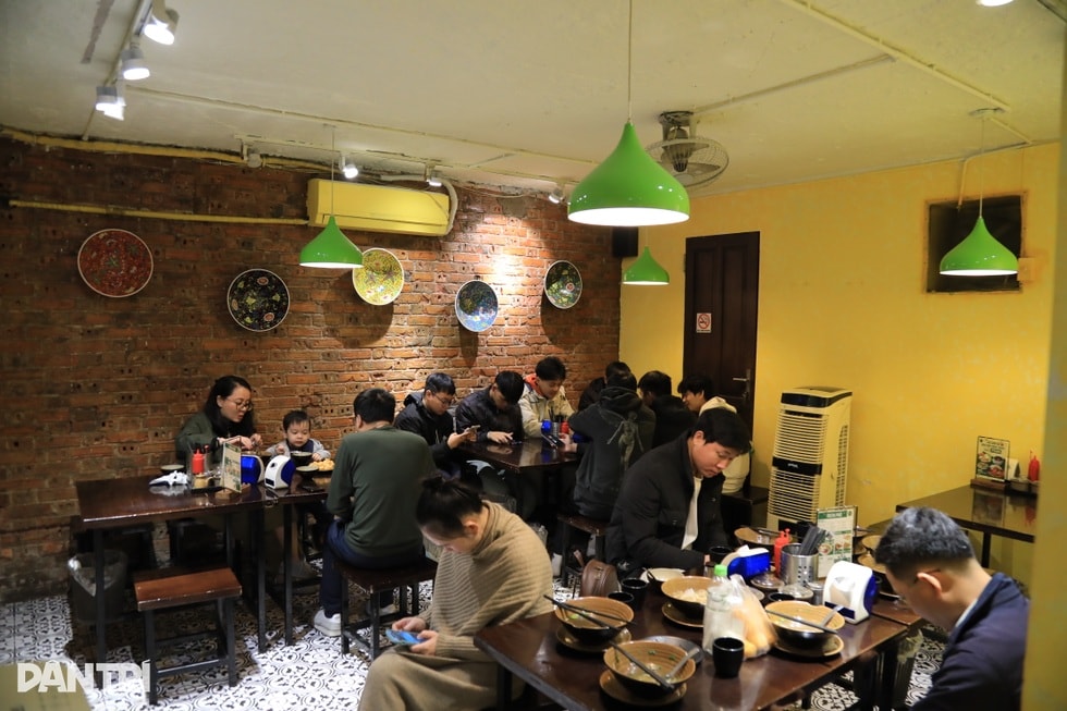 Món phở bò khổng lồ phục vụ trong chiếc bát sứ giá 3 triệu đồng ở Hà Nội - 6 Món phở bò khổng lồ phục vụ trong chiếc bát sứ giá 3 triệu đồng ở Hà Nội - 6