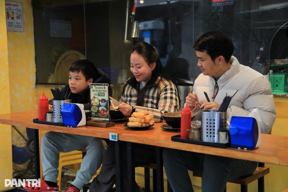 Món phở bò khổng lồ phục vụ trong chiếc bát sứ giá 3 triệu đồng ở Hà Nội - 7 Món phở bò khổng lồ phục vụ trong chiếc bát sứ giá 3 triệu đồng ở Hà Nội - 7