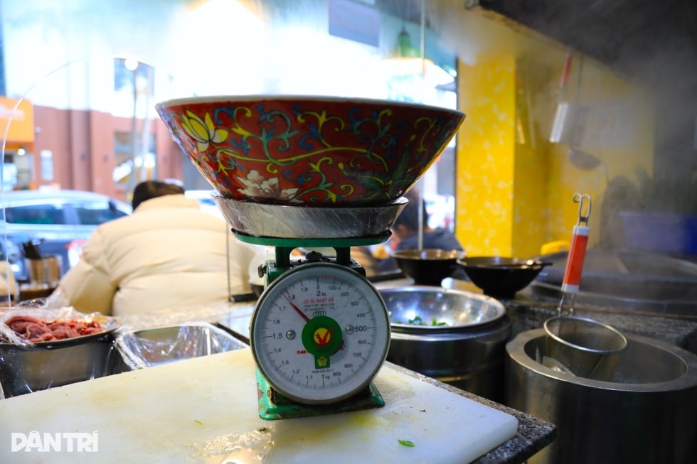 Món phở bò khổng lồ phục vụ trong chiếc bát sứ giá 3 triệu đồng ở Hà Nội - 5 Món phở bò khổng lồ phục vụ trong chiếc bát sứ giá 3 triệu đồng ở Hà Nội - 5
