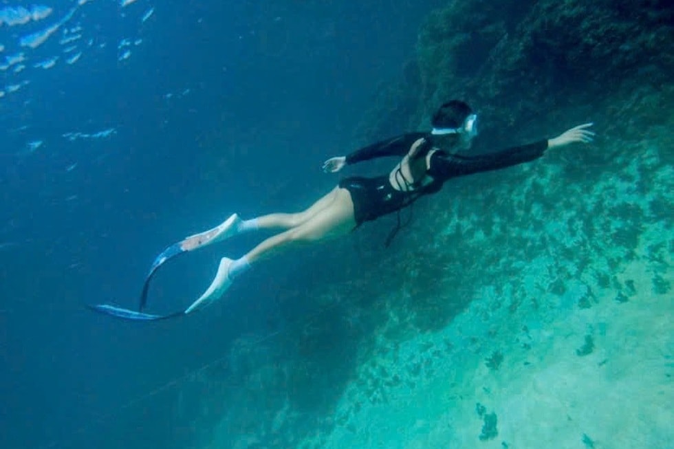 Tiên cá quyến rũ bơi cùng cá mập từng đối mặt sự cố chết người - 3