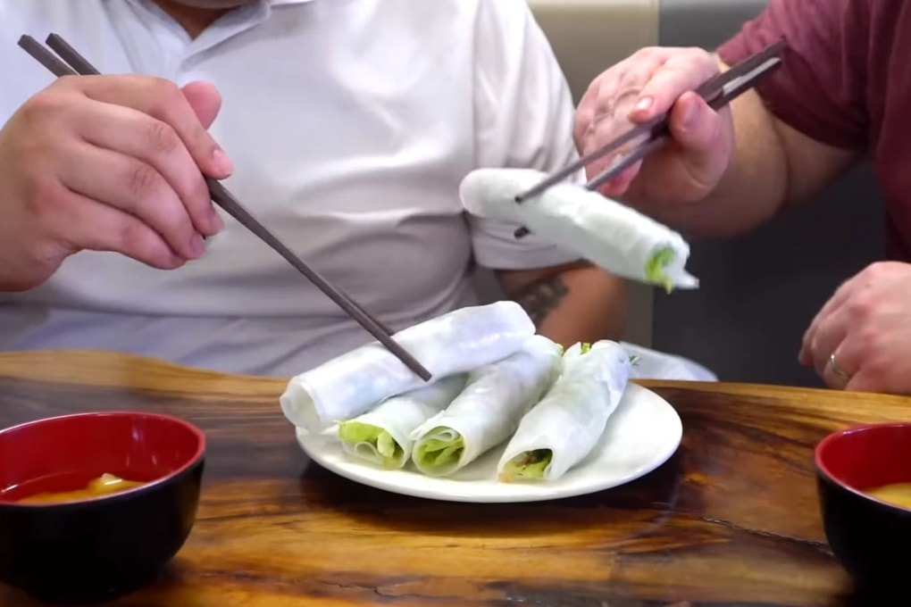 Chàng trai Mỹ ở Việt Nam 8 năm, dẫn bạn Việt kiều đi ăn phở phiên bản lạ - 1