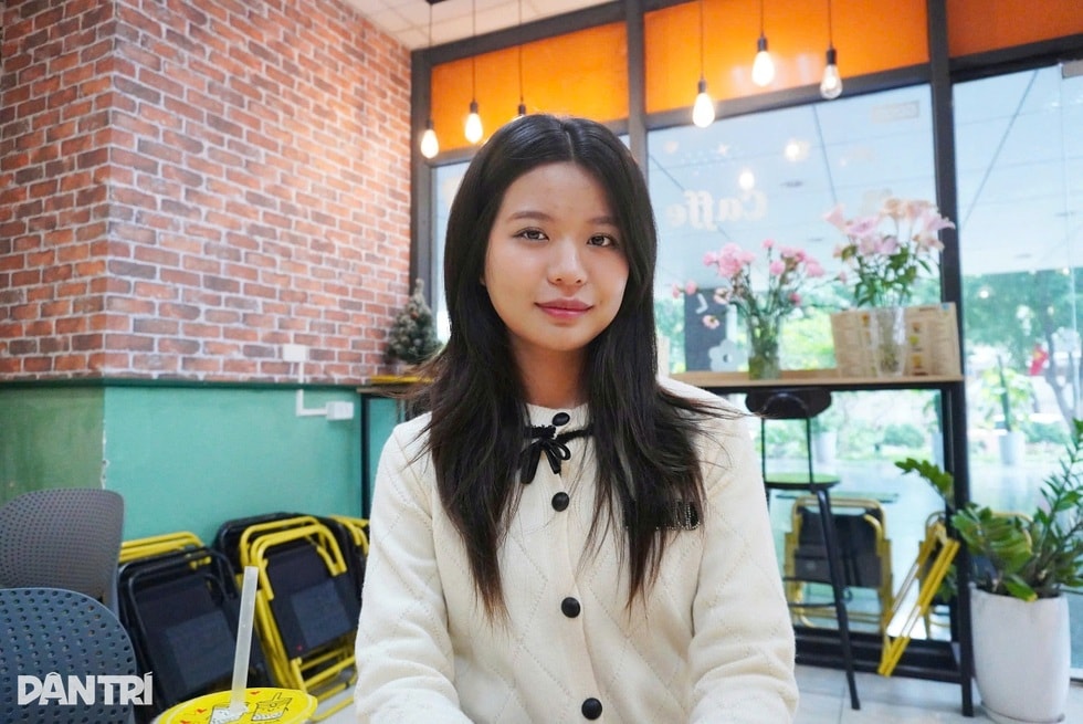 Tiên cá quyến rũ bơi cùng cá mập từng đối mặt sự cố chết người - 1