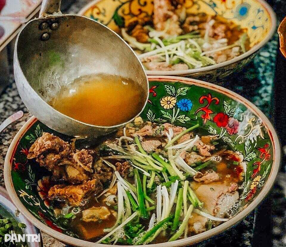 Món phở bò khổng lồ phục vụ trong chiếc bát sứ giá 3 triệu đồng ở Hà Nội - 4 Món phở bò khổng lồ phục vụ trong chiếc bát sứ giá 3 triệu đồng ở Hà Nội - 4