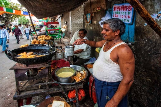 Một người đàn ông địa phương đang rán bánh, quẩy nóng phục vụ người dân, du khách tại Ấn Độ. Ảnh: Backpacken in Azie